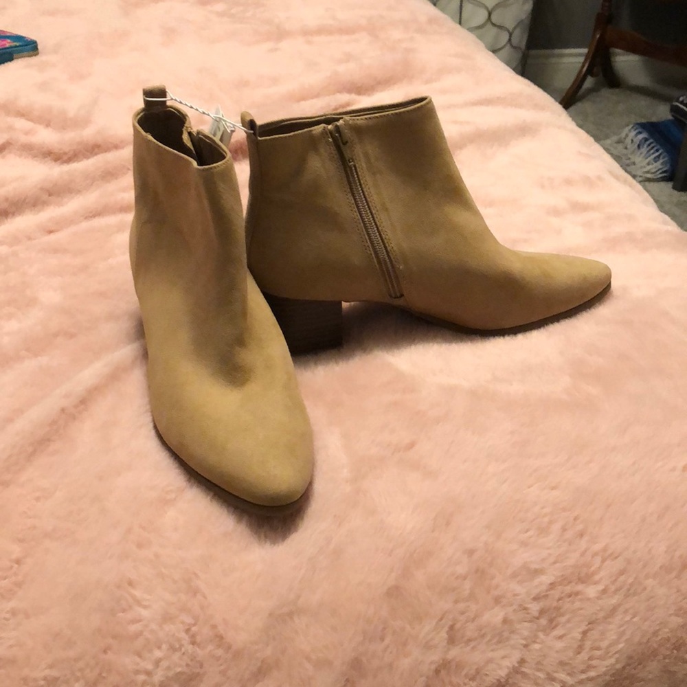 Old Navy boots, never worn, size 9
